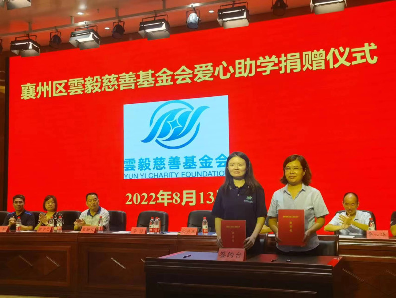 3-李靜校長簽訂助學協議.jpg